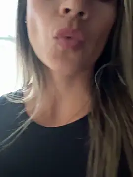 valentina herrrera online show from October 31, 9:27 pm