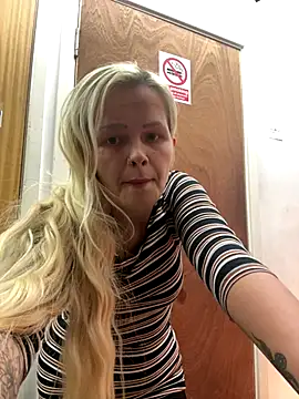 Snapshot of CherryXOX- chatting on October 24, 10:44 am CherryXOX- online show from October 24, 10:44 am