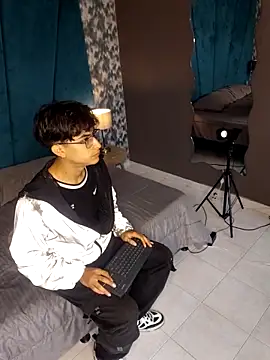 Aaron Eze online show from March 20, 11:59 am