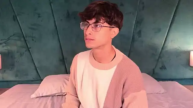 Aaron Eze online show from April 14, 12:33 pm