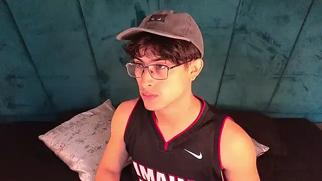 Snapshot of Aaron_Eze chatting on May 5, 1:08 pm Aaron Eze online show from May 5, 1:08 pm