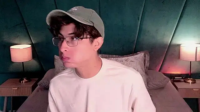 Snapshot of Aaron_Eze chatting on May 27, 1:30 pm Aaron Eze online show from May 27, 1:30 pm