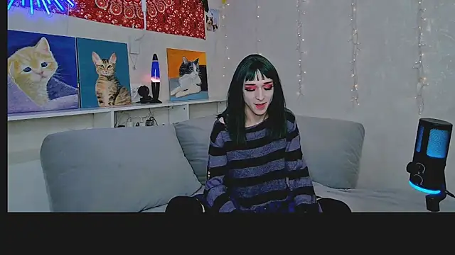 Snapshot of whoalexxa chatting on November 17, 12:22 pm whoalexxa online show from November 17, 12:22 pm