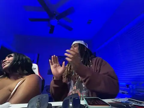 Snapshot of ICECREAMSHOW chatting on October 28, 3:54 am ICECREAMSHOW online show from October 28, 3:54 am