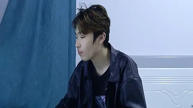 Snapshot of Stuffy-111 chatting on April 7, 9:32 am Stuffy-111 online show from April 7, 9:32 am