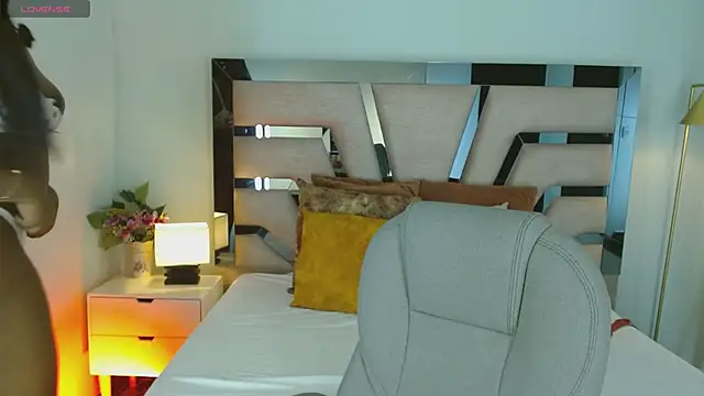 Maiacharris  online show from December 15, 7:40 pm