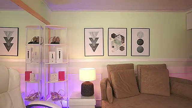 EmilyTurneer online show from April 16, 7:14 pm