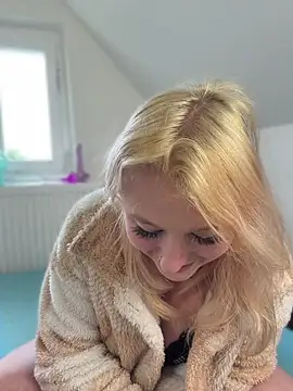 Snapshot of Onlymiasophie chatting on April 27, 1:20 pm Onlymiasophie online show from April 27, 1:20 pm