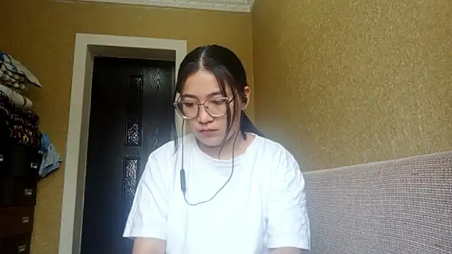 LinneaHyles online show from November 10, 4:11 am