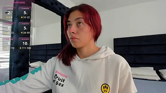 Snapshot of melanie_roux__ chatting on February 4, 12:33 pm melanie roux online show from February 4, 12:33 pm