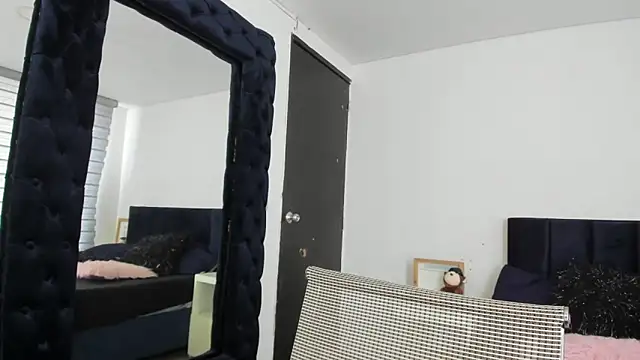 melanie roux   online show from April 20, 7:04 pm