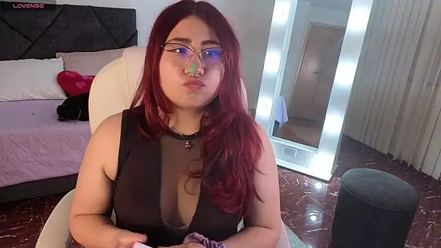 littlee red online show from December 16, 8:25 pm