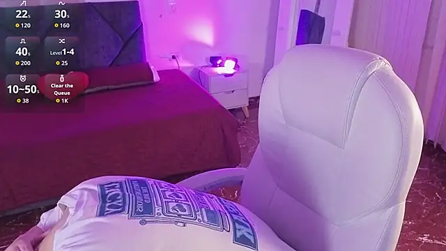 littlee red online show from April 6, 8:21 pm