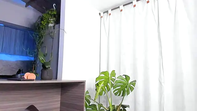 Snapshot of valeriahornier chatting on May 7, 1:33 am valeriahornier online show from May 7, 1:33 am