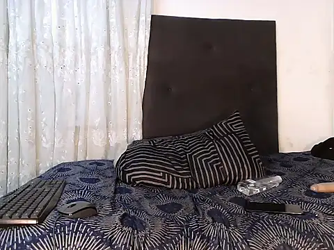 MinnieBee101 online show from March 2, 7:15 am