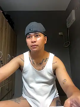 Snapshot of Sweet_Guy_tattoo chatting on October 31, 5:41 am Sweet Guy tattoo online show from October 31, 5:41 am