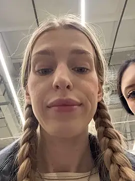 kira mia online show from December 22, 4:15 pm