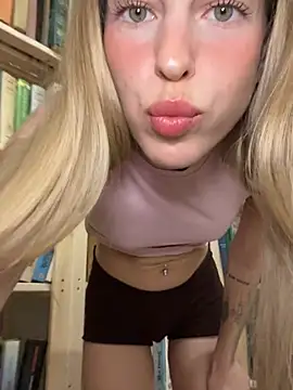 Snapshot of kira_mia chatting on May 5, 5:43 pm kira mia online show from May 5, 5:43 pm