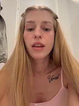 Snapshot of kira_mia chatting on June 16, 4:20 pm kira mia online show from June 16, 4:20 pm