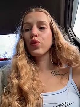 Snapshot of kira_mia chatting on July 28, 4:39 pm kira mia online show from July 28, 4:39 pm