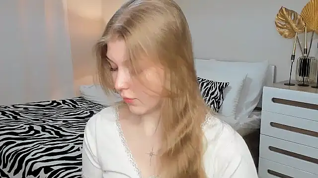 Snapshot of Stella_Light chatting on May 3, 4:40 am Stella Light online show from May 3, 4:40 am