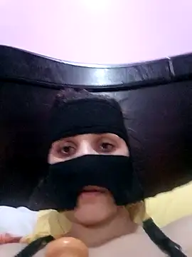 Snapshot of SandyAmr chatting on November 6, 8:48 am SandyAmr online show from November 6, 8:48 am