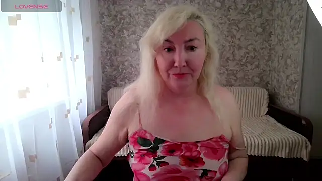 Snapshot of LadyKriss chatting on May 29, 3:48 am LadyKriss online show from May 29, 3:48 am