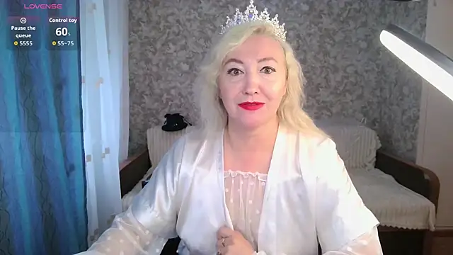Snapshot of LadyKriss chatting on July 10, 4:17 am LadyKriss online show from July 10, 4:17 am