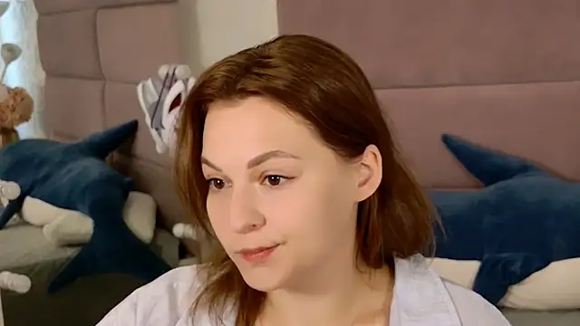 Snapshot of KirraMoss chatting on July 18, 9:57 am KirraMoss online show from July 18, 9:57 am