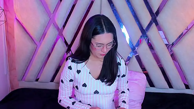 Snapshot of Isa_doux chatting on April 26, 4:32 am Isa doux online show from April 26, 4:32 am