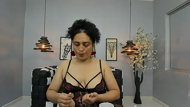 Snapshot of Bianca_Millf chatting on May 7, 3:56 am Bianca Millf online show from May 7, 3:56 am