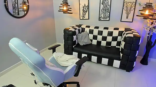 Snapshot of Bianca_Millf chatting on May 18, 4:07 am Bianca Millf online show from May 18, 4:07 am