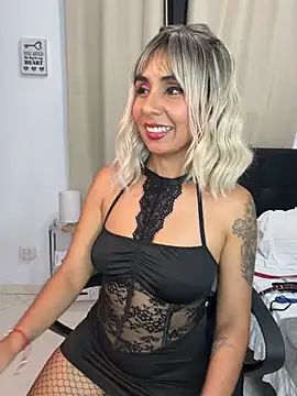 Snapshot of Emilyvalk_ chatting on May 26, 11:01 pm Emilyvalk online show from May 26, 11:01 pm