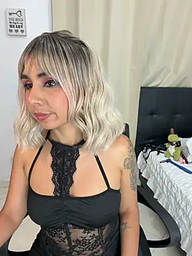 Snapshot of Emilyvalk_ chatting on June 11, 12:19 am Emilyvalk online show from June 11, 12:19 am