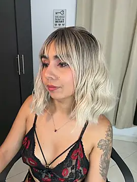 Snapshot of Emilyvalk_ chatting on June 22, 10:18 pm Emilyvalk online show from June 22, 10:18 pm