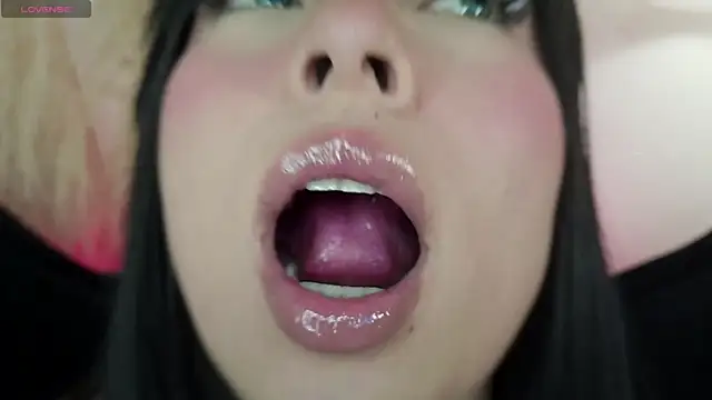 Snapshot of mia_roux1 chatting on June 12, 1:15 am mia roux1 online show from June 12, 1:15 am