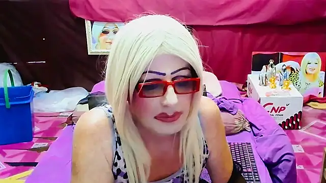 Snapshot of horni4luv chatting on May 13, 10:01 am horni4luv online show from May 13, 10:01 am