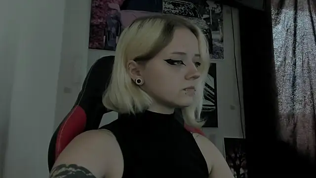 Snapshot of Holy_Mistress_S chatting on July 6, 7:27 am Holy Mistress S online show from July 6, 7:27 am