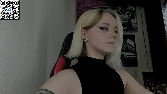 Snapshot of Holy_Mistress_S chatting on July 10, 8:18 am Holy Mistress S online show from July 10, 8:18 am