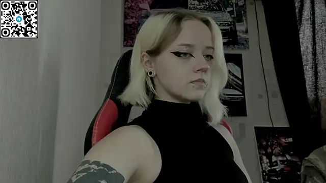 Snapshot of Holy_Mistress_S chatting on July 12, 8:27 am Holy Mistress S online show from July 12, 8:27 am