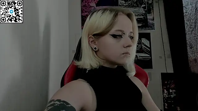 Snapshot of Holy_Mistress_S chatting on July 18, 10:19 am Holy Mistress S online show from July 18, 10:19 am