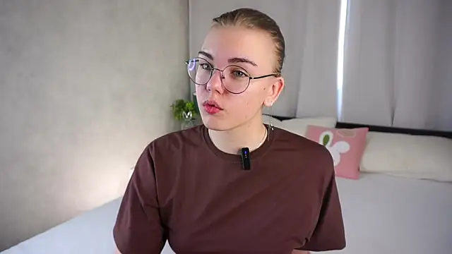 MelodyBaur online show from April 17, 11:35 am