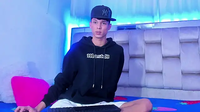 boyswantingplay online show from November 4, 8:08 pm