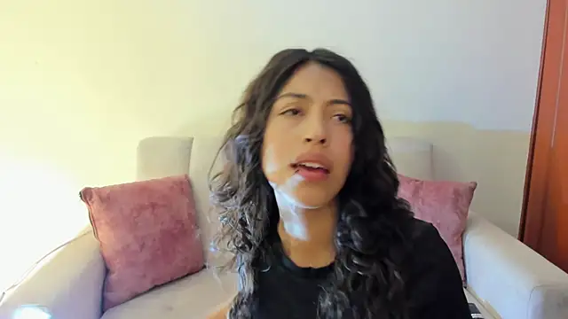 Snapshot of emily_jonessxx chatting on October 28, 7:05 pm emily jonessxx online show from October 28, 7:05 pm