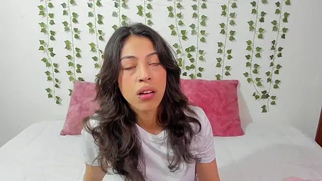 emily jonessxx online show from February 10, 4:00 pm