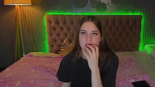 LuisaClover online show from November 18, 2:43 pm