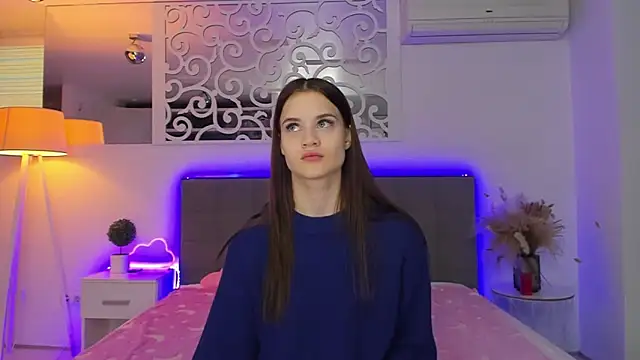 LuisaClover online show from February 15, 1:20 pm