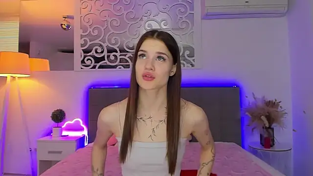 LuisaClover online show from February 16, 1:29 pm