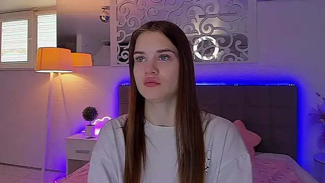 LuisaClover online show from April 18, 12:20 pm