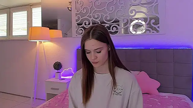 LuisaClover online show from June 3, 2:33 pm